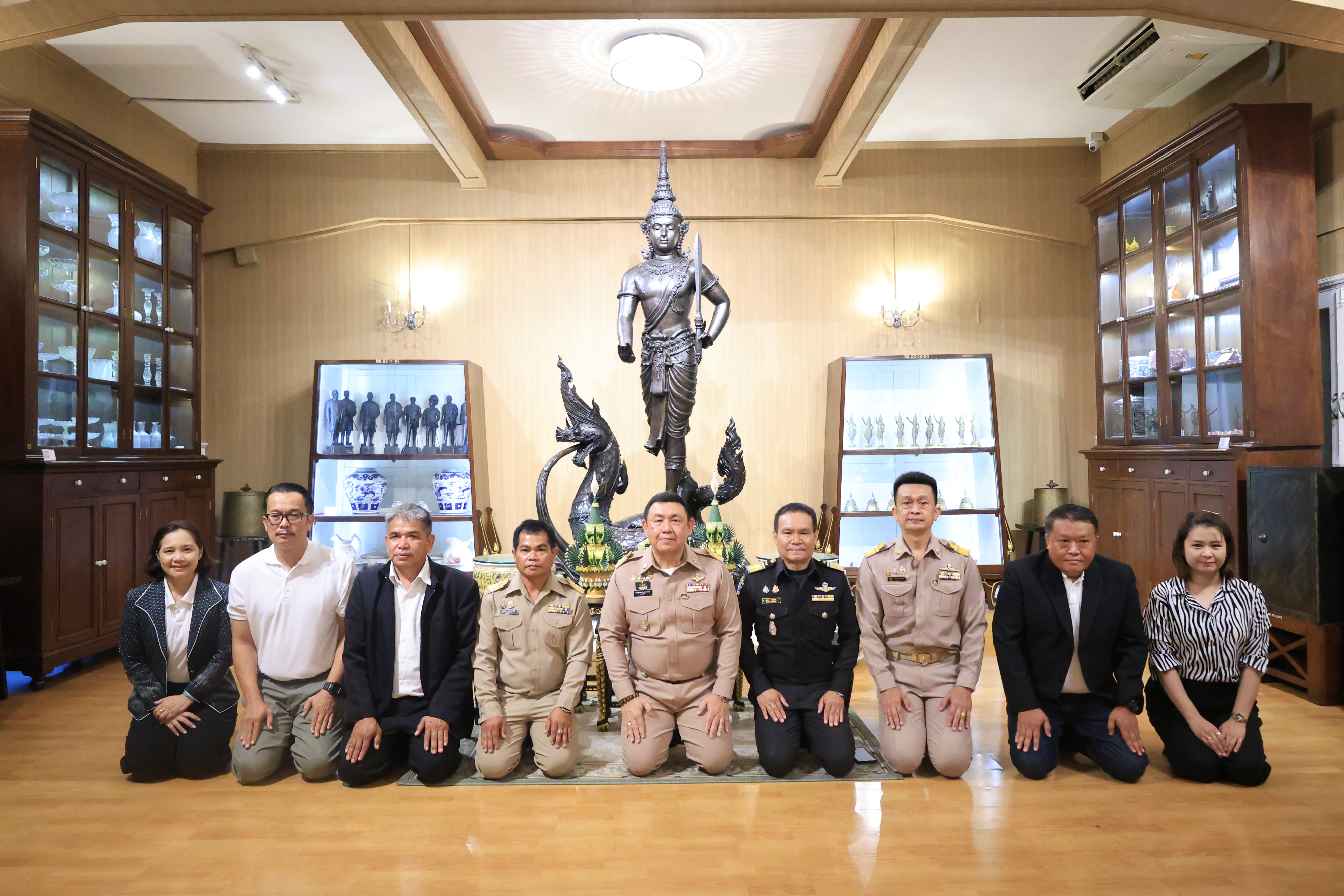 title - เลขาธิการ ส.ป.ก. และผู้เกษียณอายุราชการ สักการะสิ่งศักดิ์สิทธิ์ประจำ กระทรวงเกษตรและสหกรณ์ และ สำนักงานการปฏิรูปที่ดินเพื่อเกษตรกรรม เนื่องในโอกาสเกษียณอายุราชการ